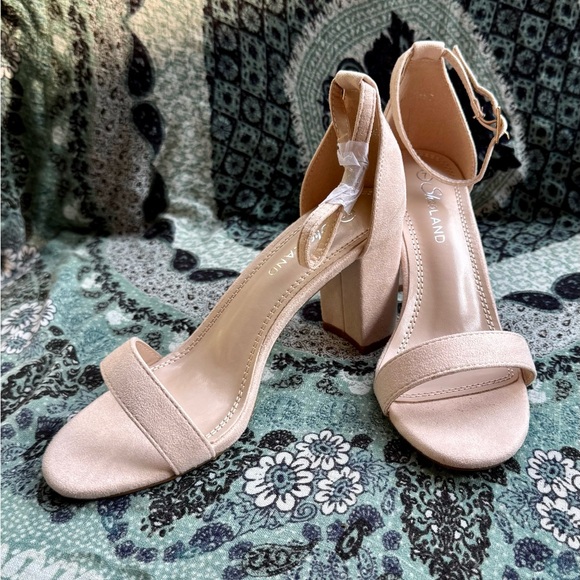 Shoe Land nude Block Heel Sandals. Never worn. Size 7 - Picture 1 of 4